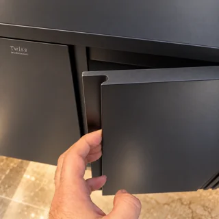 جزئیات دستگیره توکار CNC روی در کابینت روشویی مشکی مات توییس مدل TWS-1041